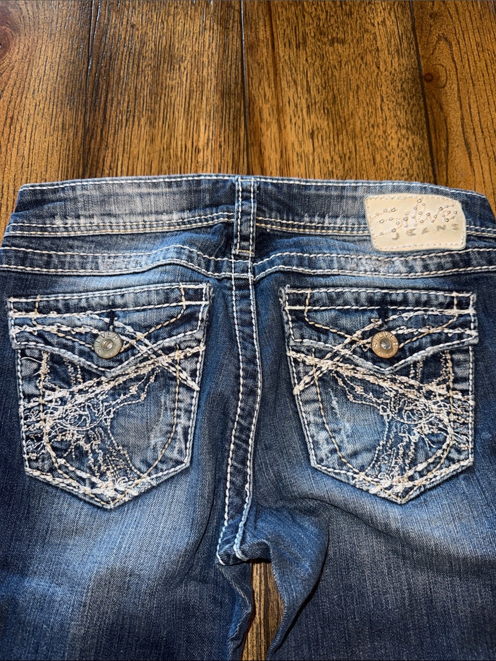 Silver Jeans Berkley Women’s Bootcut Jeans with Embroidered Pockets - Picture 3 of 15